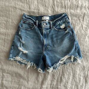 Abercrombie Curve Love High Rise The 4” Mom Short (27)